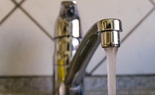 Incontournable au quotidien, l'eau du robinet subit de multiples contrôles avant d'arriver dans les foyers.